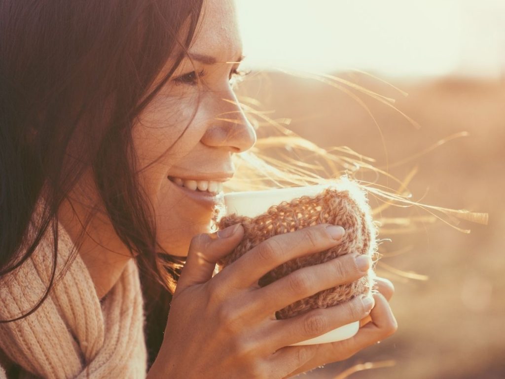 A runner drinking her morning coffe, which has been shown to have performance enhancing benefits for endurance atheltes and helps runners to run faster